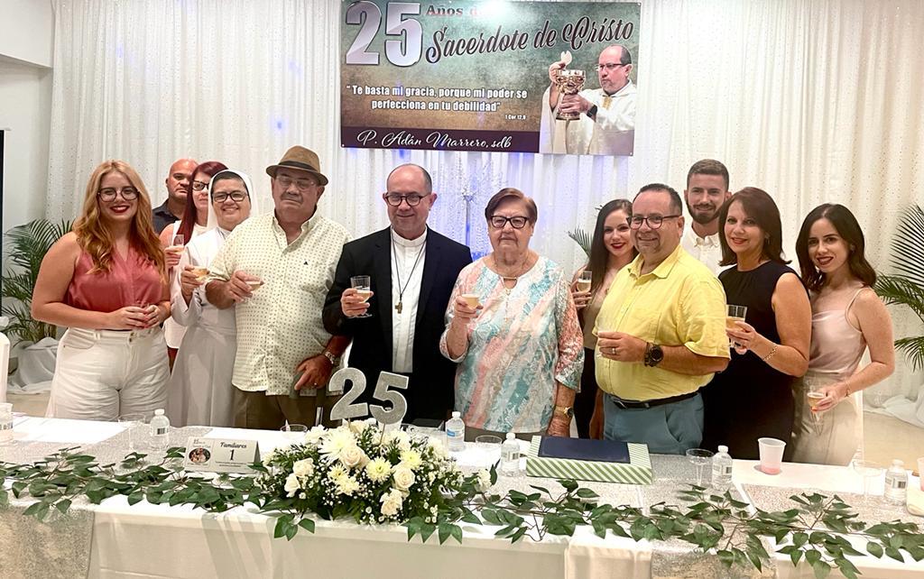 25 años de vida sacerdotal del padre Adán Marrero