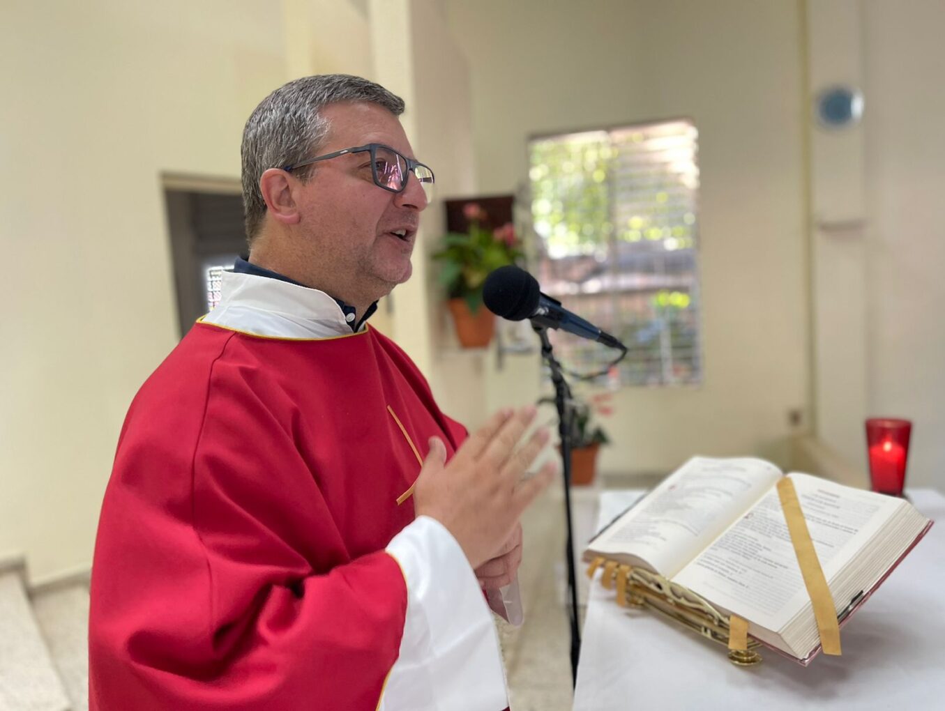 El padre Ricardo Campoli inaugura segunda edición de la Escuela de Comunicación PLUS